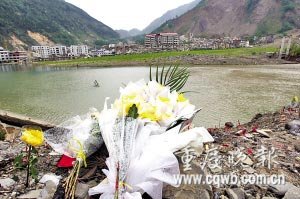 北川老縣城昨開城 數(shù)萬(wàn)民眾祭奠遇難同胞(圖)