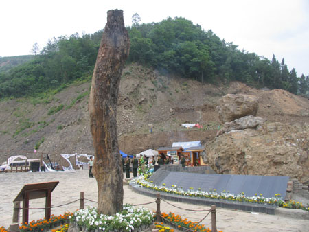 東河口地震遺址公園舉行音樂會(huì)紀(jì)念地震一周年[組圖]