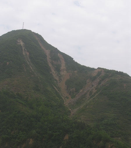 東河口地震遺址公園舉行音樂會紀(jì)念地震一周年[組圖]