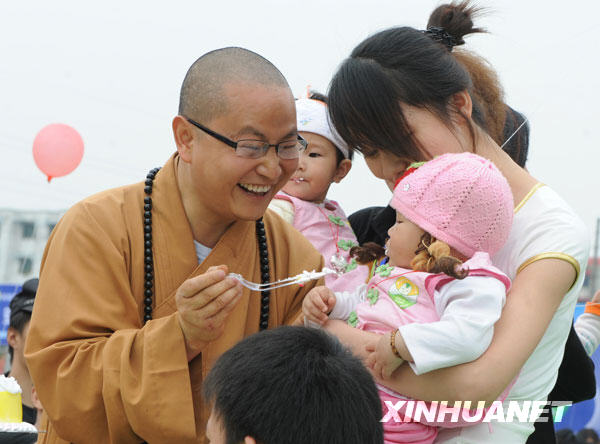 108個地震“羅漢娃”舉行生日抓周會[組圖]