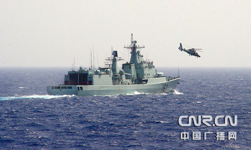 中國海軍護航編隊為外國商船實施伴隨護航(圖)