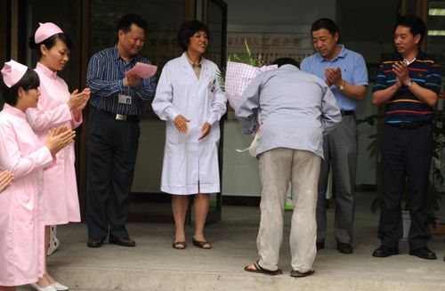 內(nèi)地首例甲型流感患者出院 向被隔離者道歉
