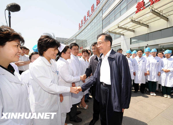 溫家寶看望京確診甲型H1N1流感患者和醫(yī)護人員