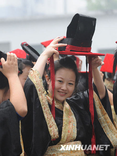 安徽合肥學(xué)子舉行漢服成人禮[組圖]