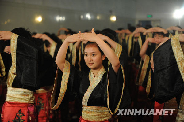安徽合肥學(xué)子舉行漢服成人禮[組圖]