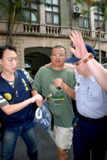 大陸游客被指偷拍臺軍機密營區(qū)遭逮捕(組圖)