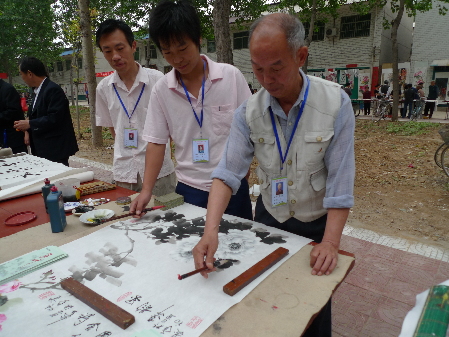 農(nóng)民畫家畫牡丹 淘寶網(wǎng)上開店賣