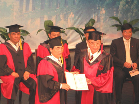 南京大學(xué)授予吳伯雄名譽博士學(xué)位[組圖]