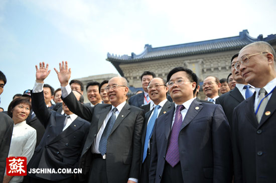 中國(guó)國(guó)民黨主席吳伯雄向?qū)O中山像敬獻(xiàn)花圈