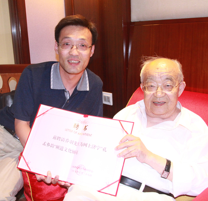 喬羽先生受聘為網(wǎng)上濟(jì)寧“孔孟鄉(xiāng)韻”頻道文化顧問(wèn)