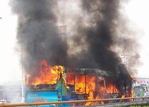 成都公交車燃燒事件已致24人遇難(組圖)