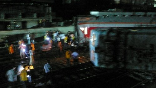 湖南郴州兩列車相撞3死60余傷 鐵道部長赴現(xiàn)場