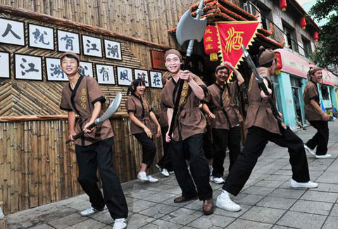 成都：武俠餐館服務(wù)員古裝打扮迎客[組圖]
