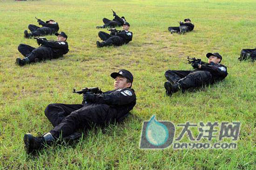 亞運(yùn)安保大練兵 汽車碾胸特警面不改色(組圖)