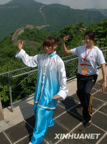 海峽兩岸學(xué)生長(zhǎng)城“舞”太極[組圖]