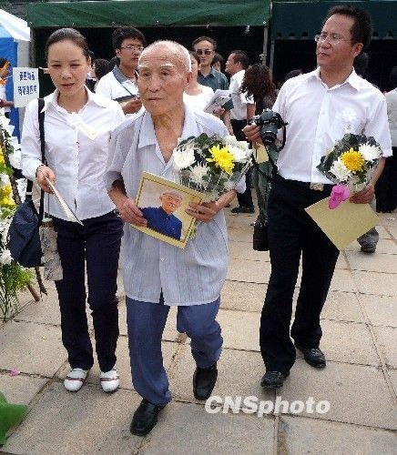 萬(wàn)人吊唁季羨林 告別儀式提前一小時(shí)進(jìn)行(圖)