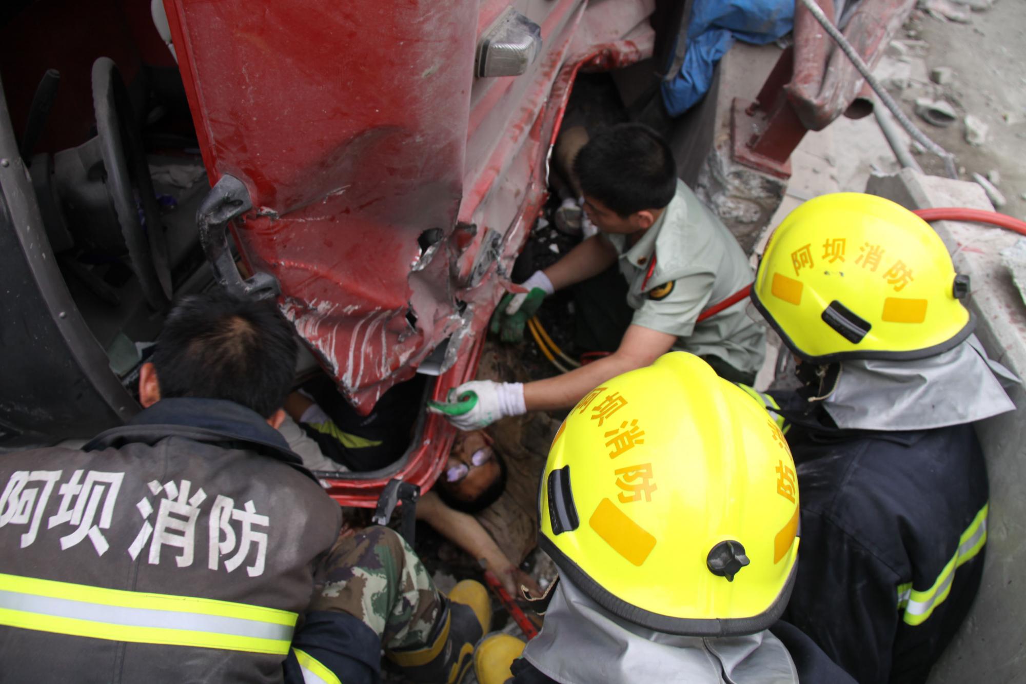 飛石砸毀汶川徹底關(guān)大橋已造成6人死亡12人受傷