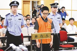 網(wǎng)友搜出照片稱杭州飆車案被告以替身出庭(圖)