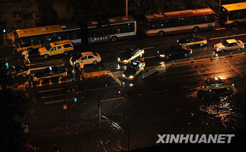 特大暴雨襲擊京城[組圖]