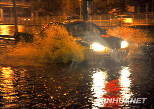 特大暴雨襲擊京城[組圖]