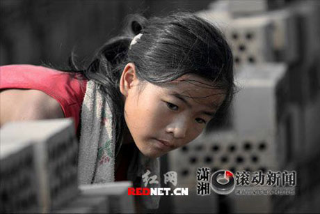 小女孩磚廠打工被網(wǎng)友贊“最懂事90后[組圖]