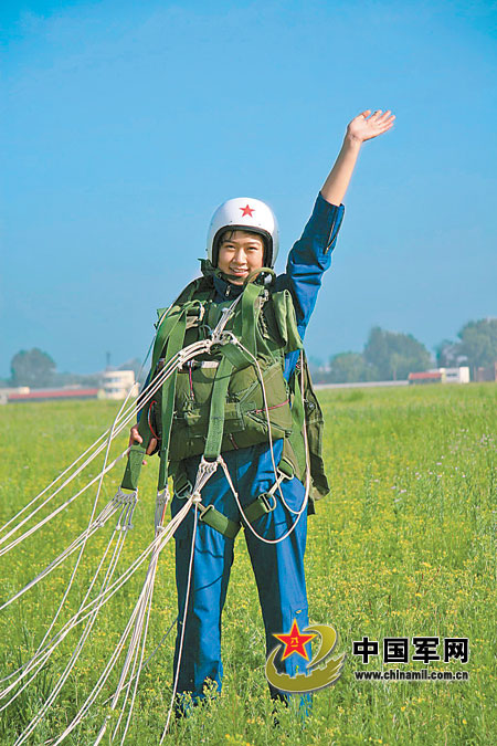 殲擊機女飛行學(xué)員首次跳傘[組圖]
