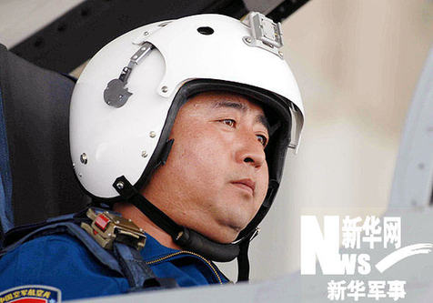 我軍飛行員駕機(jī)遇險(xiǎn)情后避開居民區(qū)跳傘