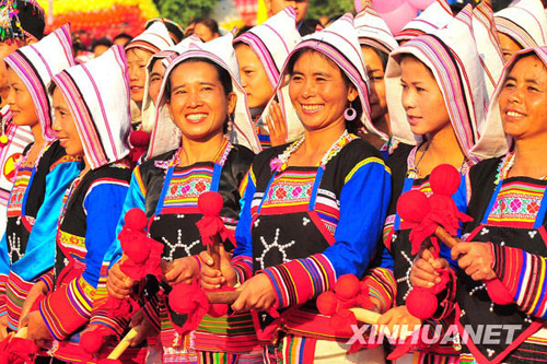 大力扶持少數(shù)民族地區(qū)發(fā)展綜述：在黨的陽(yáng)光照耀下