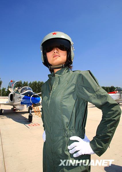 空軍首批殲擊機(jī)女飛行員更換新型飛行裝具[組圖]