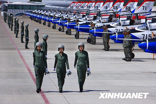 空軍首批殲擊機(jī)女飛行員更換新型飛行裝具[組圖]