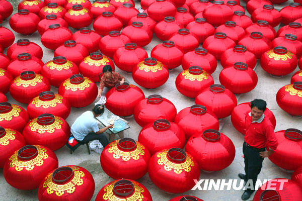 趕制大紅燈籠迎國(guó)慶[組圖]
