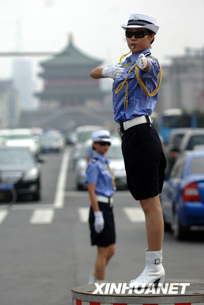 西安交警設(shè)立女子示范崗[組圖]