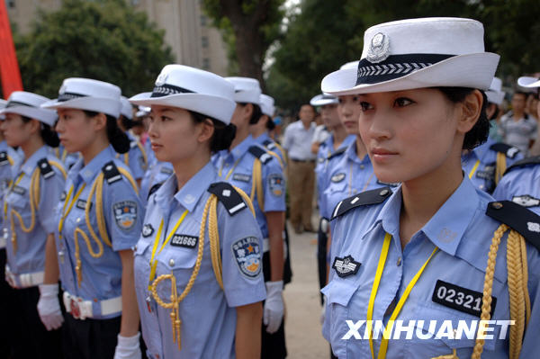 西安交警設(shè)立女子示范崗[組圖]