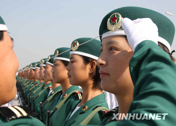 國慶60周年閱兵方陣中有三支“娘子軍”[組圖]