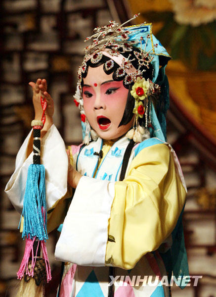 四歲小戲迷蘇州學(xué)昆曲[組圖]