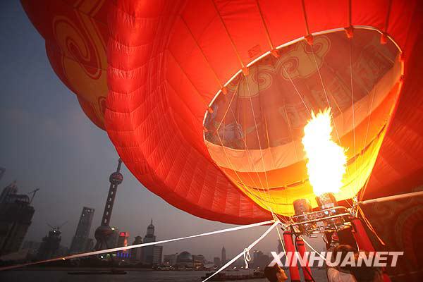 上海：巨型熱氣球放飛迎國(guó)慶