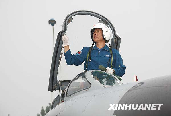 空中12個梯隊(duì)帶隊(duì)長機(jī)[組圖]