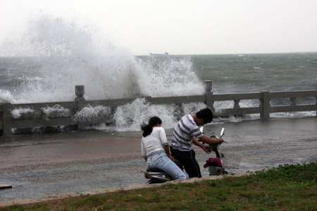 “凱薩娜”來勢洶涌 海南經(jīng)受風雨洗禮(圖)