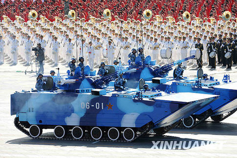 陸戰(zhàn)隊(duì)?wèi)?zhàn)車方隊(duì)接受檢閱