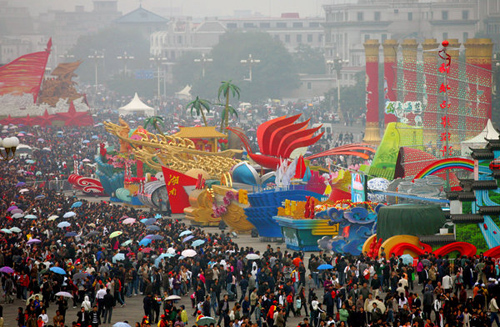 北京數(shù)萬(wàn)人天安門廣場(chǎng)冒雨告別彩車