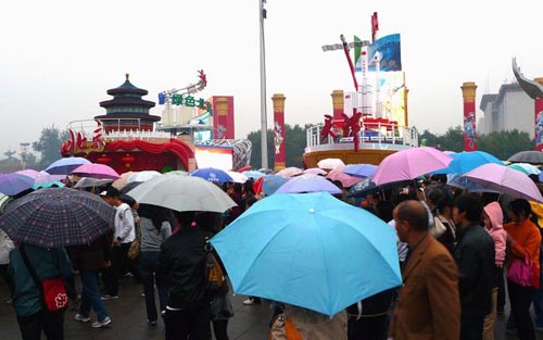 北京數(shù)萬(wàn)人天安門廣場(chǎng)冒雨告別彩車