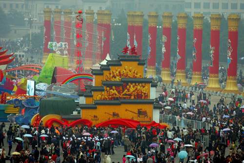 北京數(shù)萬(wàn)人天安門廣場(chǎng)冒雨告別彩車