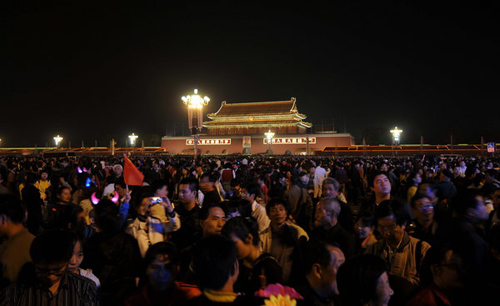 北京數(shù)萬(wàn)人天安門廣場(chǎng)冒雨告別彩車