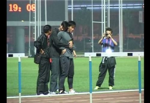 全運(yùn)會(huì)花絮：劉翔熱身時(shí)遭陌生男子“熊抱”(組圖)