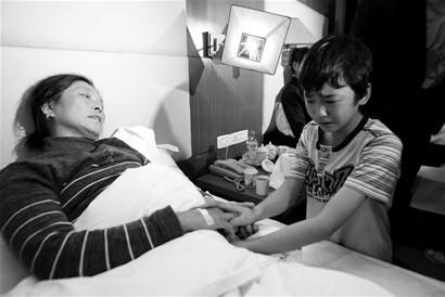 大學(xué)生救人獻(xiàn)身續(xù)：獲救少年跪謝恩人父母(圖)