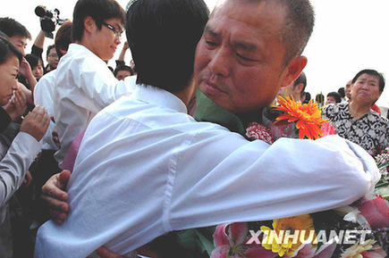 學(xué)子鑄造“無(wú)字豐碑” “90后”英雄感動(dòng)國(guó)人