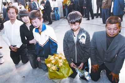 湖北荊州擬建雕塑紀(jì)念3名舍己救人大學(xué)生(圖)