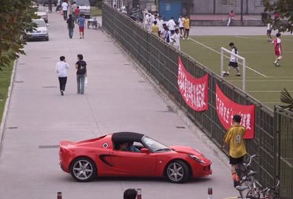 高校現(xiàn)富家子弟會所 有私家車成入會條件