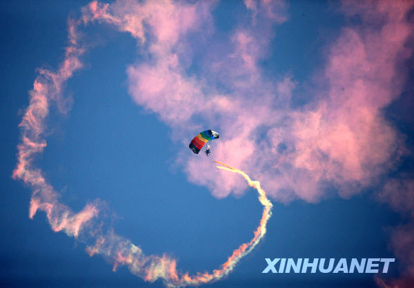 慶祝空軍成立60周年飛行和跳傘表演舉行首次預(yù)演