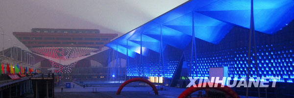 上海世博場(chǎng)館調(diào)試夜景彩燈